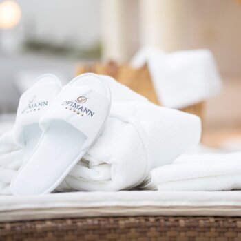 Badeschuhe und Handtücher Hotel Deimann
