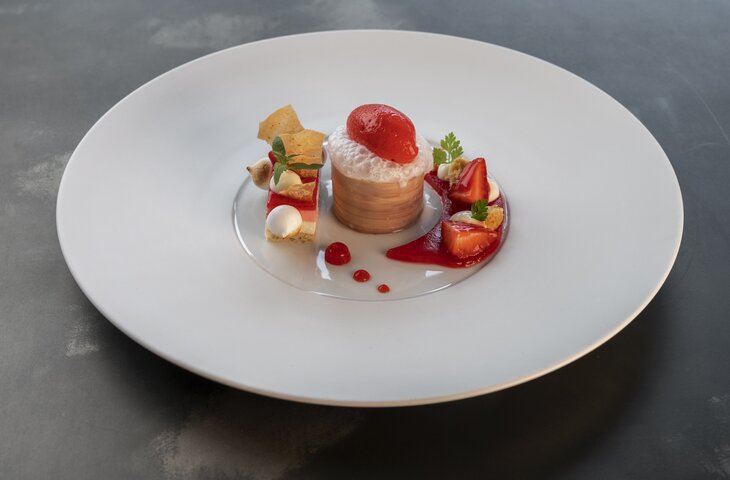 Frisches Dessert mit Erdbeeren im Sternerestaurant im Sauerland