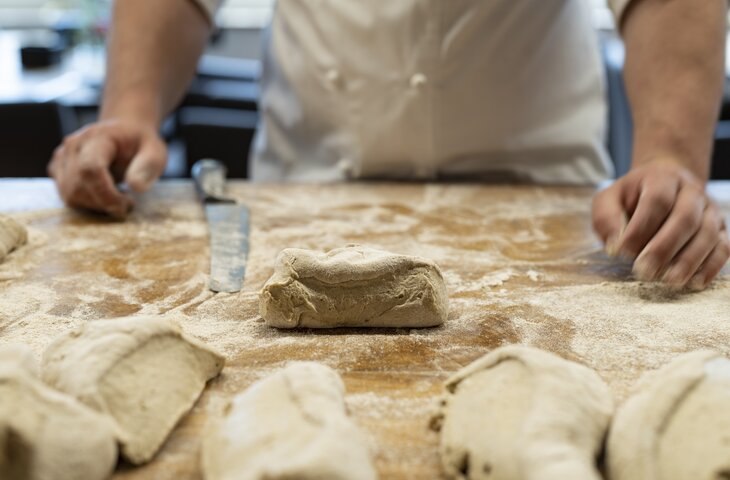 Zubereitung von frischem Brotteig im Sternerestaurant im Sauerland
