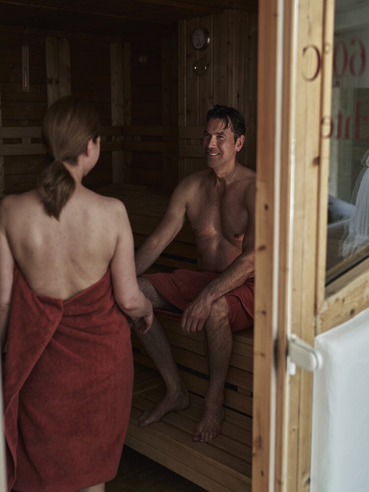 Pärchen in der Sauna des 5 Sterne Hotels Deimann