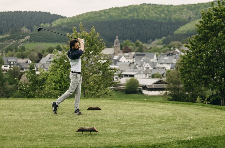 Mann spielt Golf im Sauerland