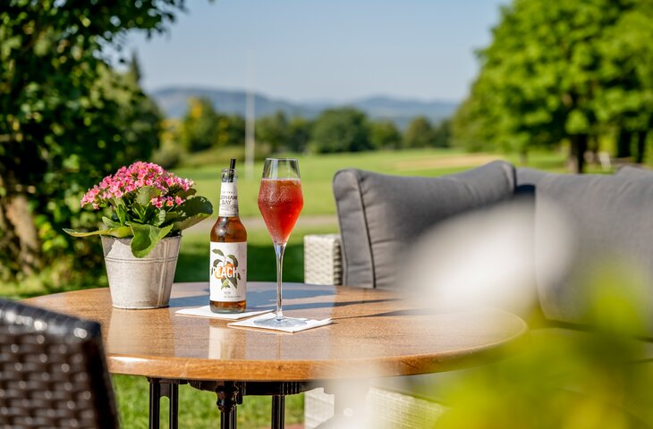 Eistee Trinken auf der Terrasse des Deimanns Golf-Cafés