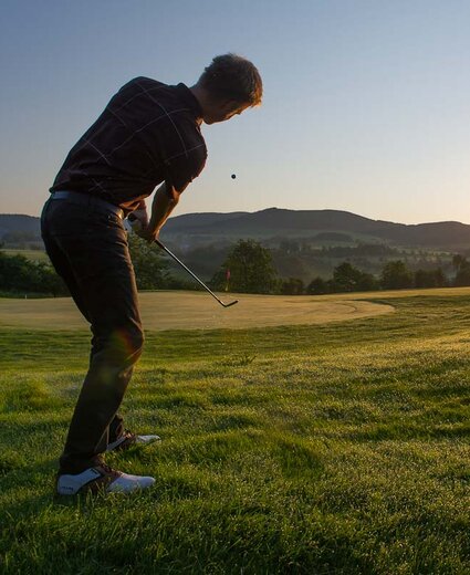 Golf Abschlag in den Sonnenuntergang im Sauerland