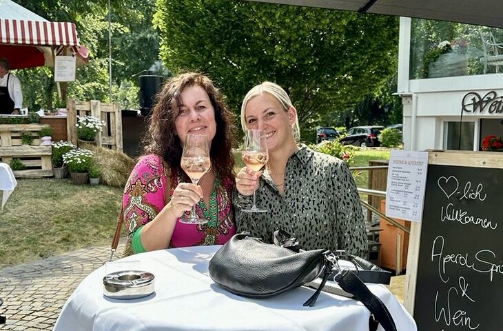 Zwei Frauen mit Wein beim Sommerfest im Hotel Deimann