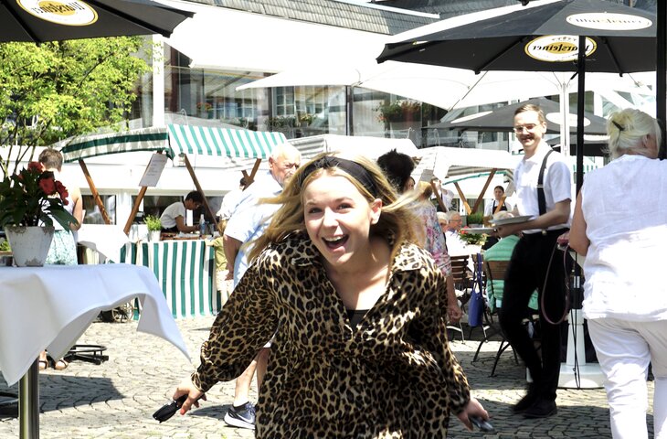 Junge Frau hat Spaß beim Sommerfest im Hotel Deimann