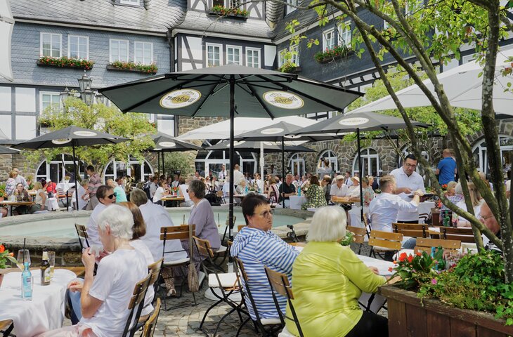 Terrasse mit Gästen beim Sommerfest im Hotel Deimann