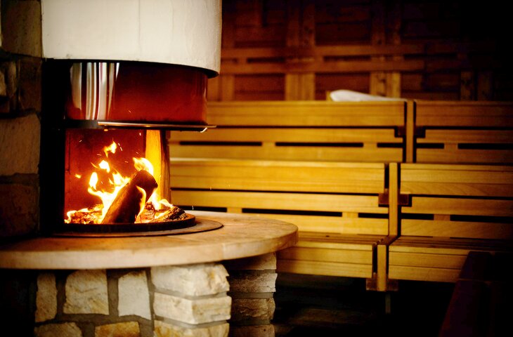 Sauna mit Kaminfeuer im 5 Sterne Wellnesshotel im Sauerland