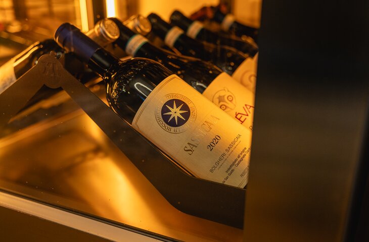 Weinflaschen im Weinkeller des Hotel Deimann