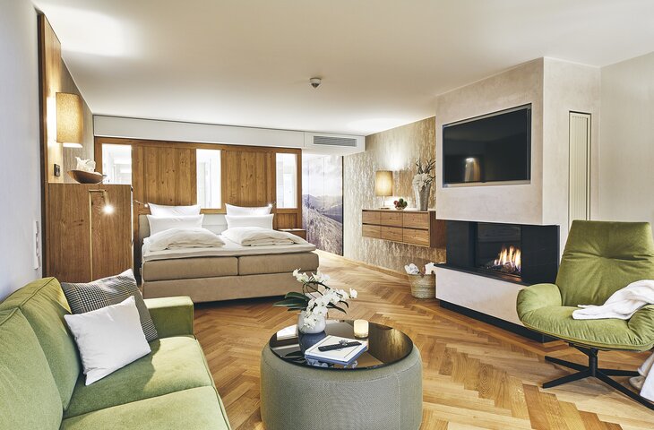 Großes modernes Doppelzimmer mit Kamin im 5 Sterne Hotel im Sauerland