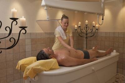 Ein Hotelgast bekommt eine Spabehandlung im Wellnesshotel Deimann in NRW