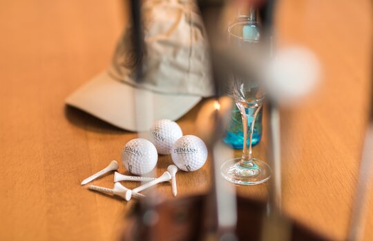 Blick auf mehrere Golfbälle im Golfhotel in NRW
