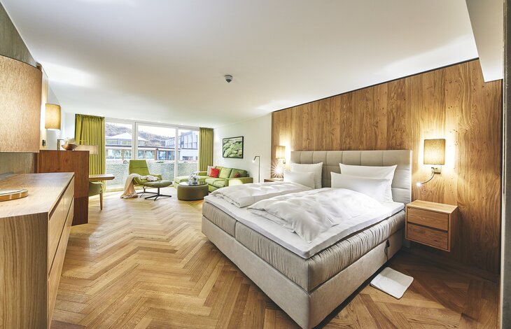Ein helles Hotelzimmer mit schönem Holzboden