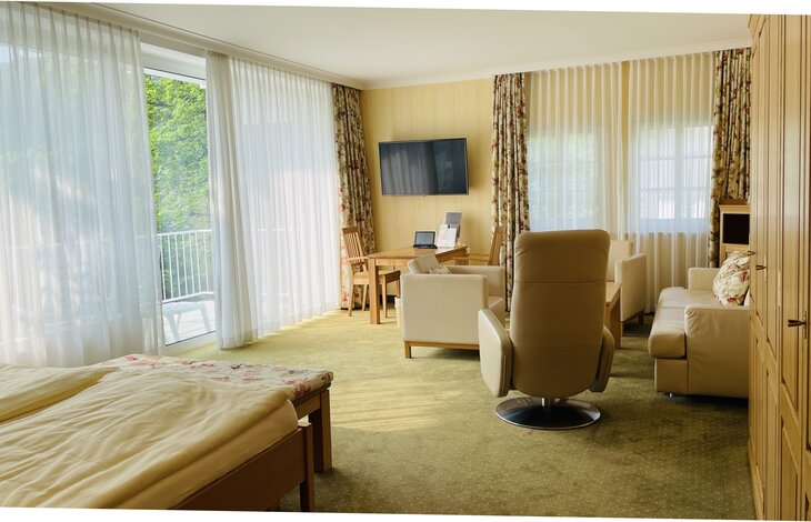 Ein lichtdurchflutetes, cremefarbenes Hotelzimmer im Familienhotel in NRW