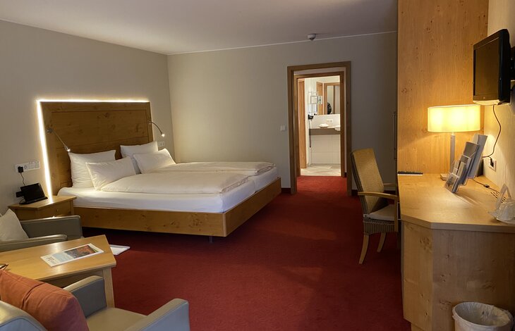 Ein Gesamtüberblick über das Doppelzimmer Holzkontor des Romantik- und Wellnesshotels Deimann 
