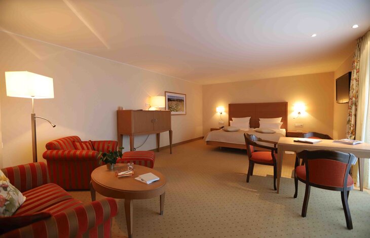 Ein Gesamtüberblick über das großzügige Doppelzimmer Alte Sägerei des Romantik- und Wellnesshotels Deimann 