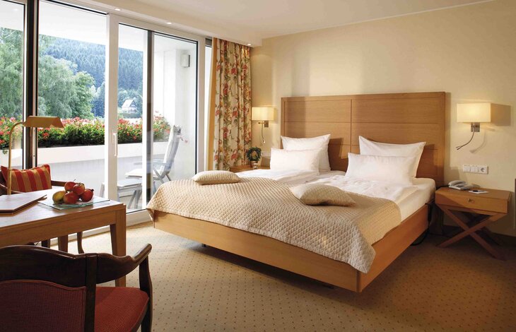Das Doppelzimmer Gutshof Innenhof mit Blick in den Hof des Romantik- und Wellnesshotels Deimann