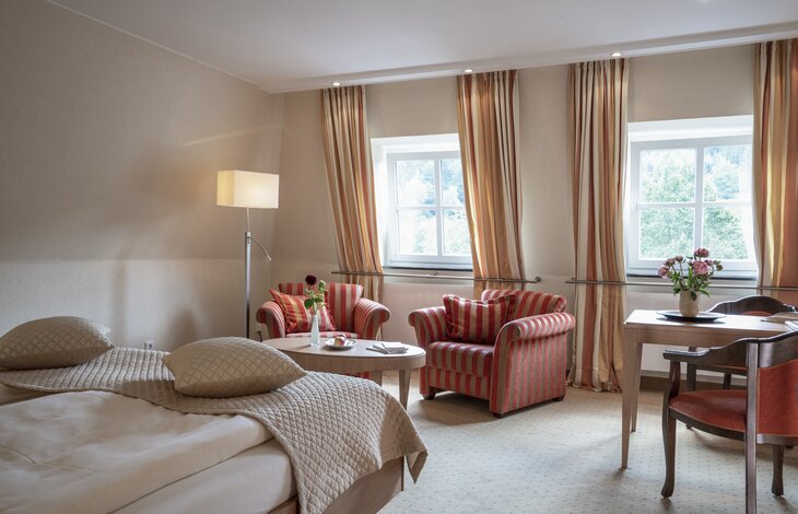 Eine gemütliche Sitzecke des Doppelzimmers Alte Sägerei aus dem Romantik- und Wellnesshotel Deimann