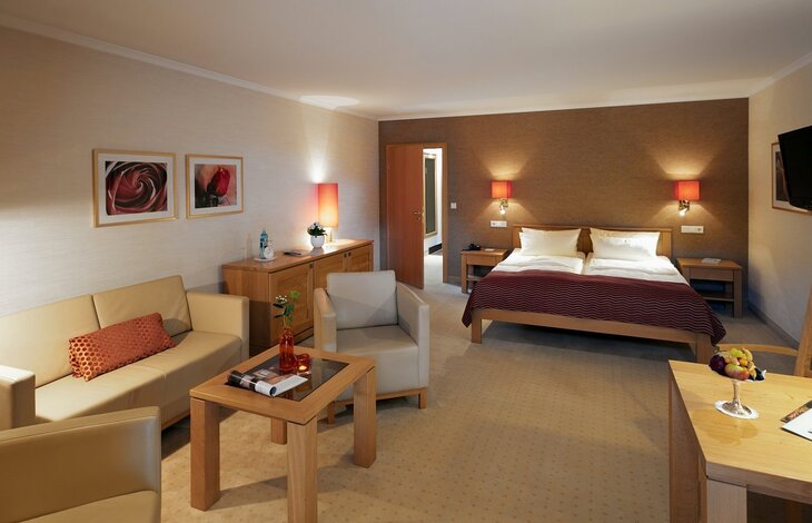 Blick auf das frisch gemachte Bett eines Hotelzimmers im Familienhotel im Sauerland