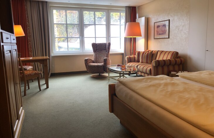 Ein in Sandtönen eingerichtetes Hotelzimmer im Familienhotel in NRW