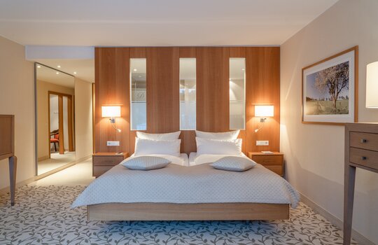 Einblick in den großen Wohn- und Schlafbereich der Junior Suite "Alte Sägerei" im Romantik- und Wellnesshotel Deimann 