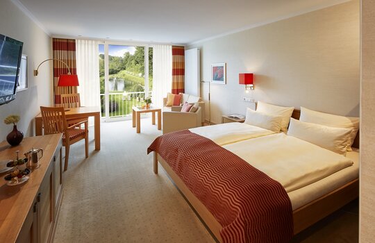 Einblick in das offen gestaltete Wohn- und Schlafzimmer der Junior Suite Superior "Gutshof"