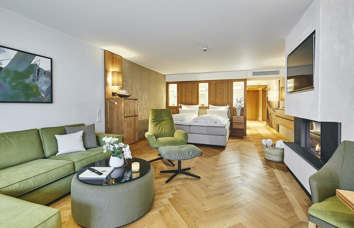 Eine in Grüntönen eingerichtete Junior Suite mit großem Doppelbett