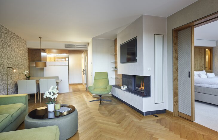 Der gemütliche Wohnbereich mit Kamin der Luxussuite im Romantik- und Wellnesshotel Deimann 