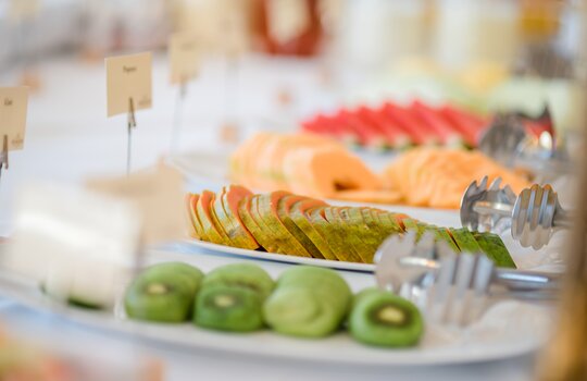 Obst in Scheiben am Frühstücksbuffet des Romantik- und Wellnesshotels Deimann im Sauerland