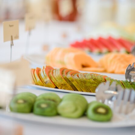 Obst in Scheiben am Frühstücksbuffet des Romantik- und Wellnesshotels Deimann im Sauerland