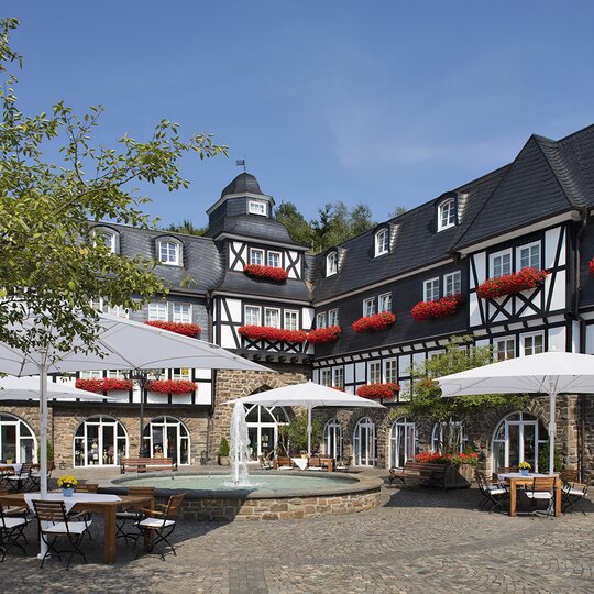 Der Innenhof des Romantik- und Wellnesshotels Deimann bei strahlendem Sonnenschein