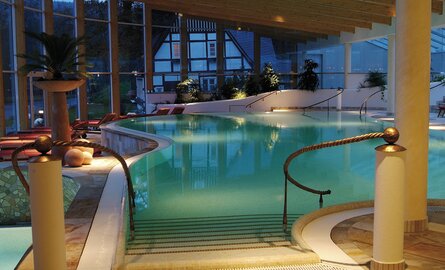 Das Solle-Becken im Romantik- und Wellnesshotel Deimann leicht beleuchtet bei Nacht