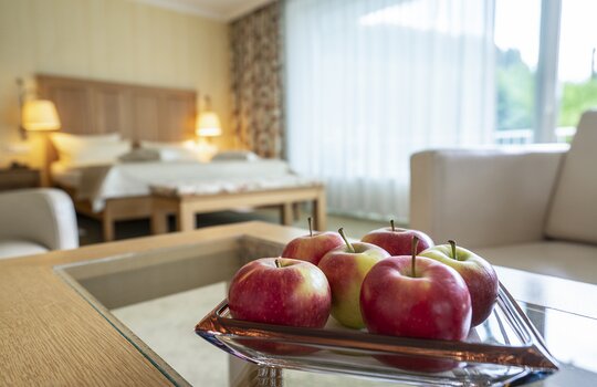 Frische Äpfel, die in einer gläsernen Schale in einem Doppelzimmer des Romantik- und Wellnesshotels Deimann präsentiert werden 