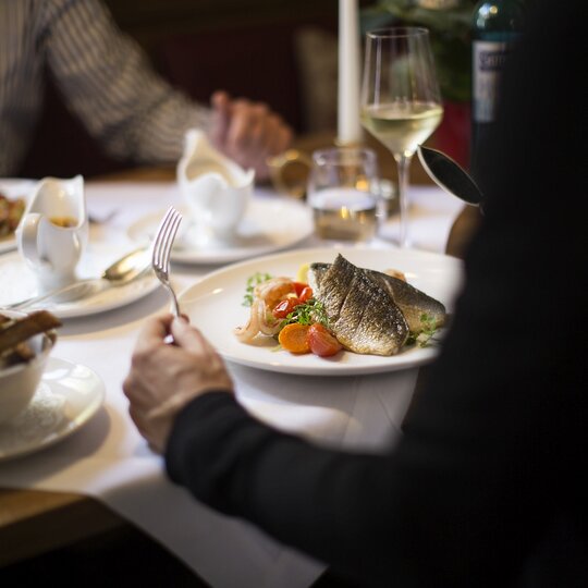 Detailaufnahme einer Tisches mit leckeren Speisen im Restaurant "Störmann"