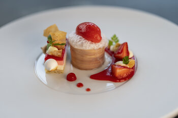 Ein elegant dekorierter Teller, geschmückt mit Erdbeeren, aus der Gourmet Küche 
