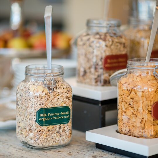 Verschiedene Müslis des Frühstücksbuffets im Hotel