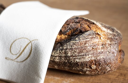 Ein frisch gebackenes Brot im Parkrestaurant 