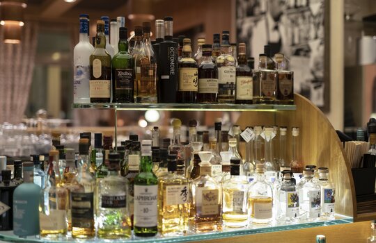 Detailaufnahme vieler Alkoholflaschen in der Hotelbar 