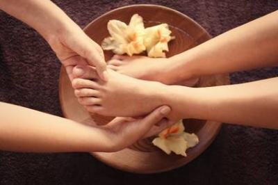 Die Füße einer Gästin im Hotel bei einer Fußmassage im SPA im Gutshof im Hotel Deimann