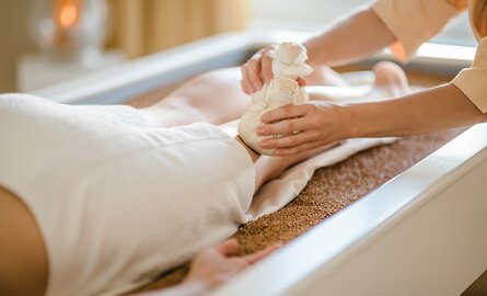 Detailaufnahme einer Person während einer Muskelbehandlung im Wellnesshotel NRW
