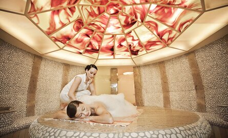Eine Frau im Hotel im türkischen Dampfbad im Hotel Deimann bei einer Massage mit einer Hamam-Dame