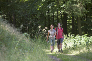 Ein Pärchen des Aktivhotels am Winterberg machen eine Wanderung durch das Sauerland