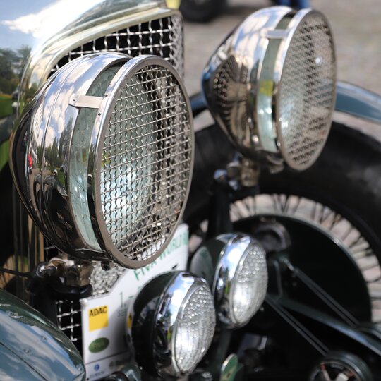 Nahaufnahme der Vorderlichter eines Motorrads