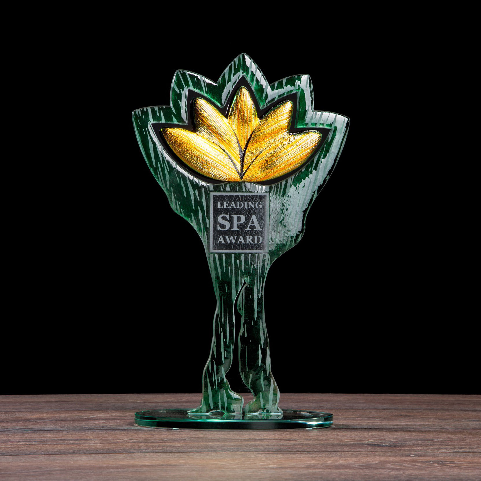 Der Leading Spa Award als Pokal mit einer goldenen blattförmigen Spitze 