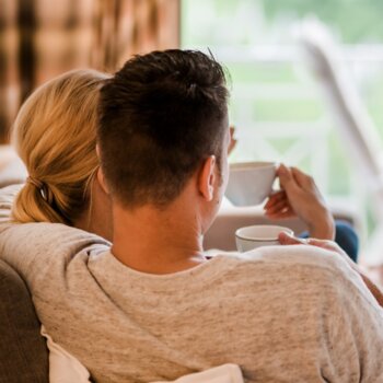 Pärchen trinkt Kaffee auf einer Couch im Hotel Deimann