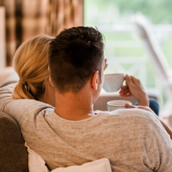 Pärchen trinkt Kaffee auf einer Couch im Hotel Deimann