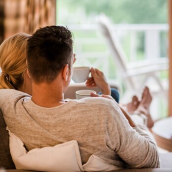 Pärchen trinkt Kaffee auf einer Couch im Hotel Deimann