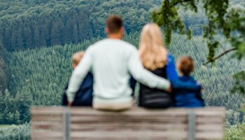 Familie auf einem Ausflug im Sauerland