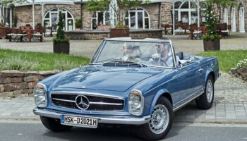 Stefan Schütz fährt im Mercedes vom Hof des Hotel Deimann