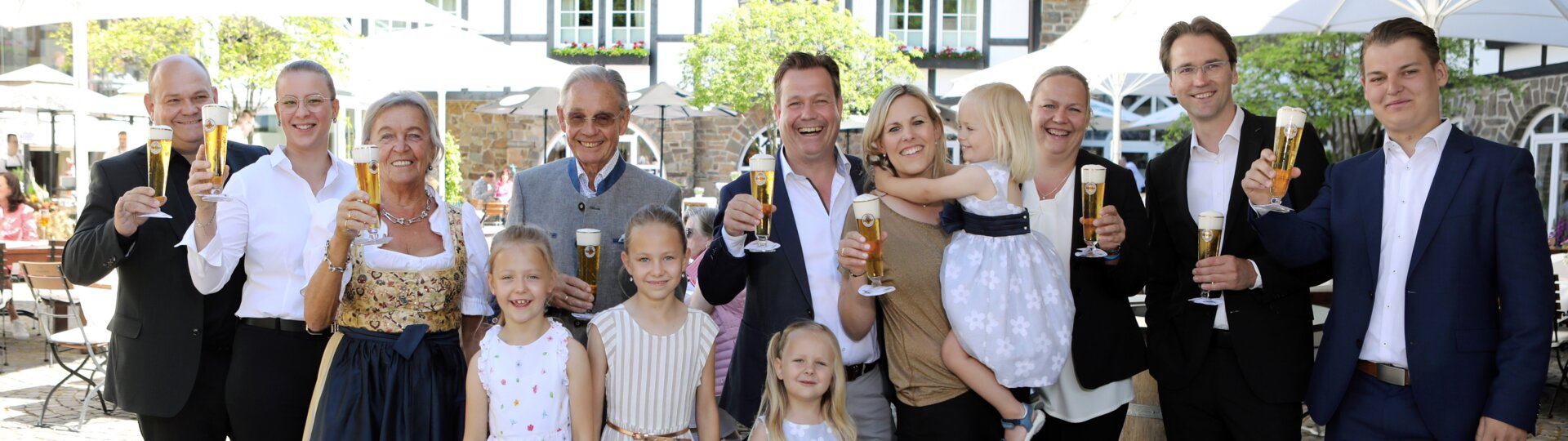 Familie Deimann stößt an auf dem Sommerfest 2022
