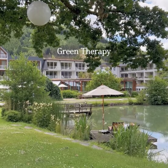 Innenpool mit Treppe im Hotel Deimann